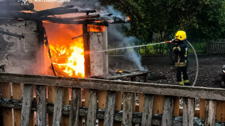 Пожежа у селі Станційному: житловий будинок на межі знищення — Новини Житомира