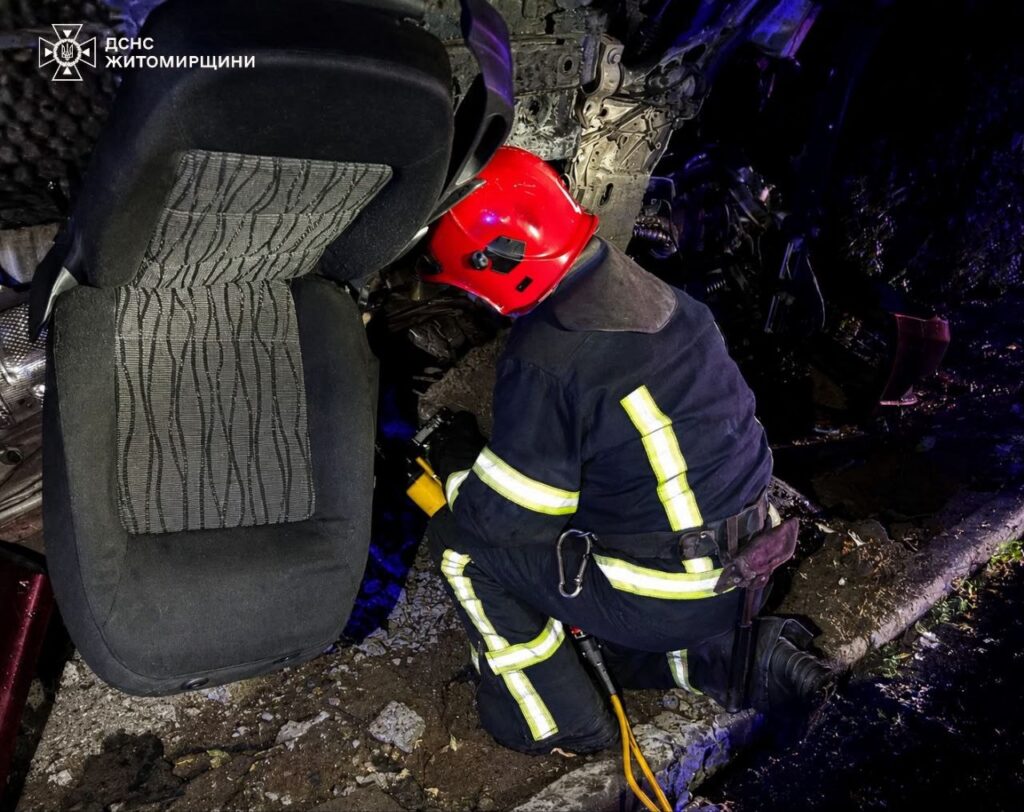 ДТП у Коростені: рятувальники врятували водія після аварії — Новини Житомира