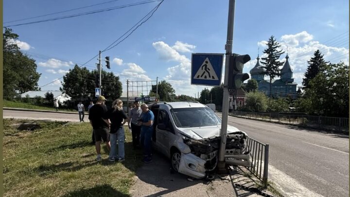 ДТП під Бердичевом: легковик протаранив світлофор — Новини Житомира