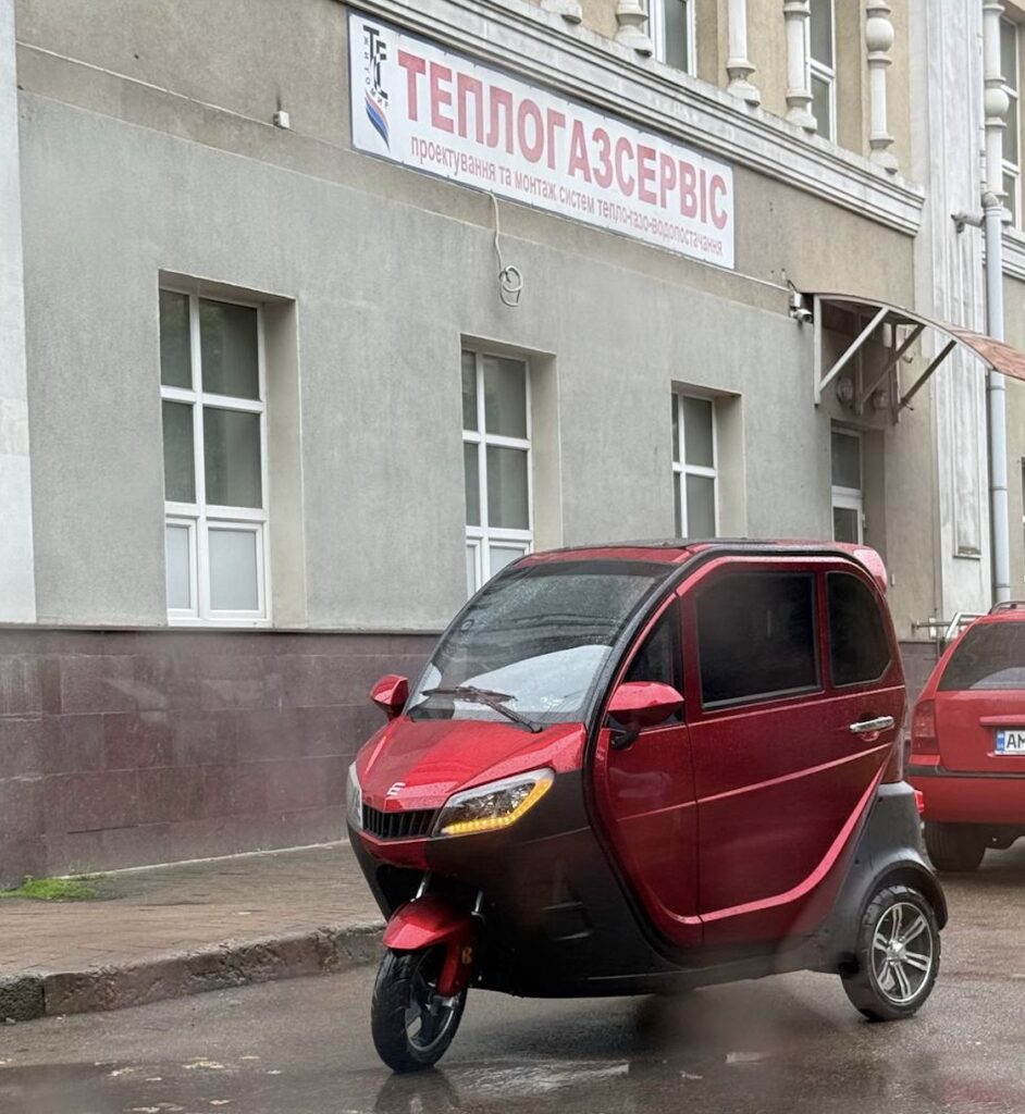 Електроскутер із кабіною у Житомирі: особливості та переваги — Новини Житомира