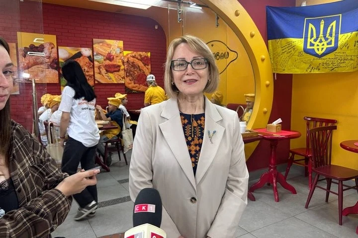 Діти-сироти та прийомні сім’ї готують піцу для захисників у Житомирі — Новини Житомира