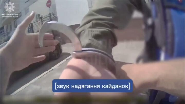 Патрульні поліції Житомира затримали озброєного чоловіка — Новини Житомира