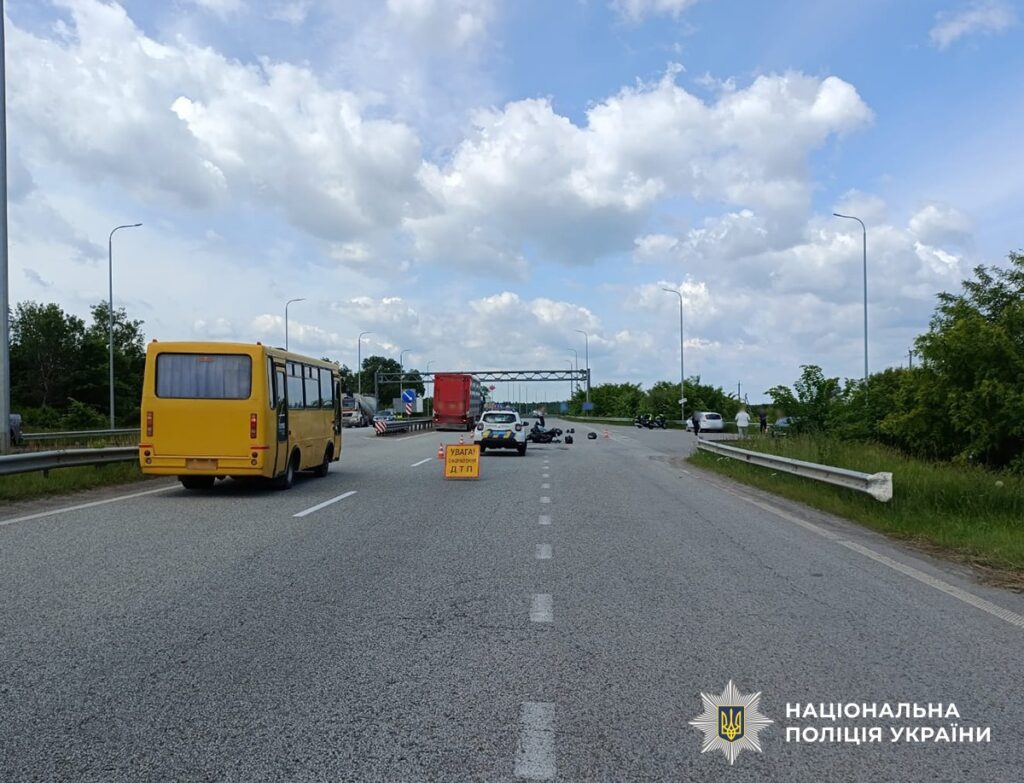 Невдалий маневр на трасі до Києва: два людей госпіталізовано у Житомирі — Новини Житомира