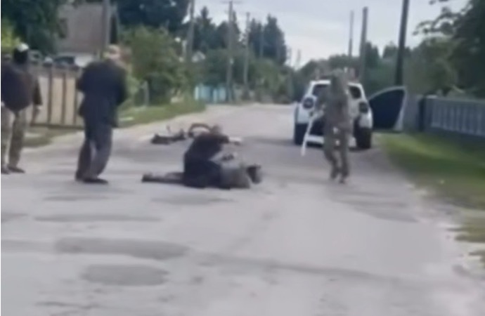 Пенсіонер із лопатою захистив сусіда від працівників ТЦК на Рівненщині — Новини Житомира