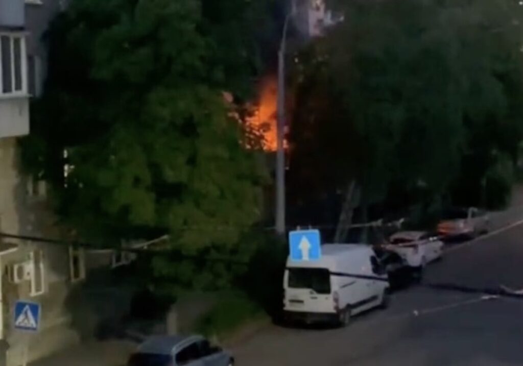 Пожежа у Житомирі: квартира у багатоповерхівці на вулиці Дмитра Донцова охоплена полум’ям — Новини Житомира